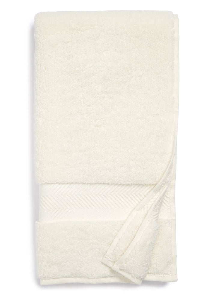 时髦的毛巾:Nordstrom Hydrocotton浴巾在象牙