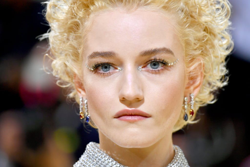 Julia Garner Pearl Eye Makeup