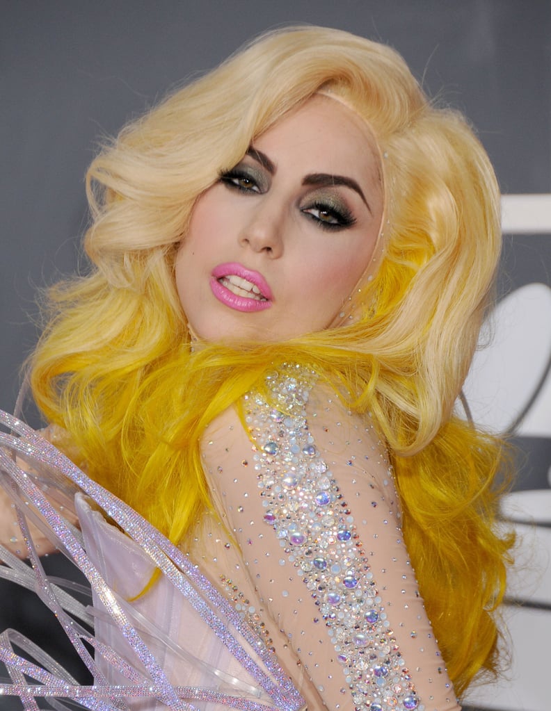 Lady Gaga的黄色头发和烟熏眼影在2010年