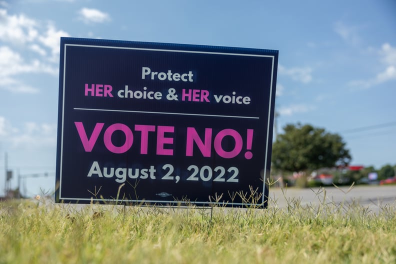美国威奇托- 8月2日:堕胎选举标志出现在威奇托,堪萨斯州8月2日,星期二2022年选民决定宪法修正案关于堕胎。(图片由内森•波斯纳/安纳托里亚机构通过盖蒂图片社)