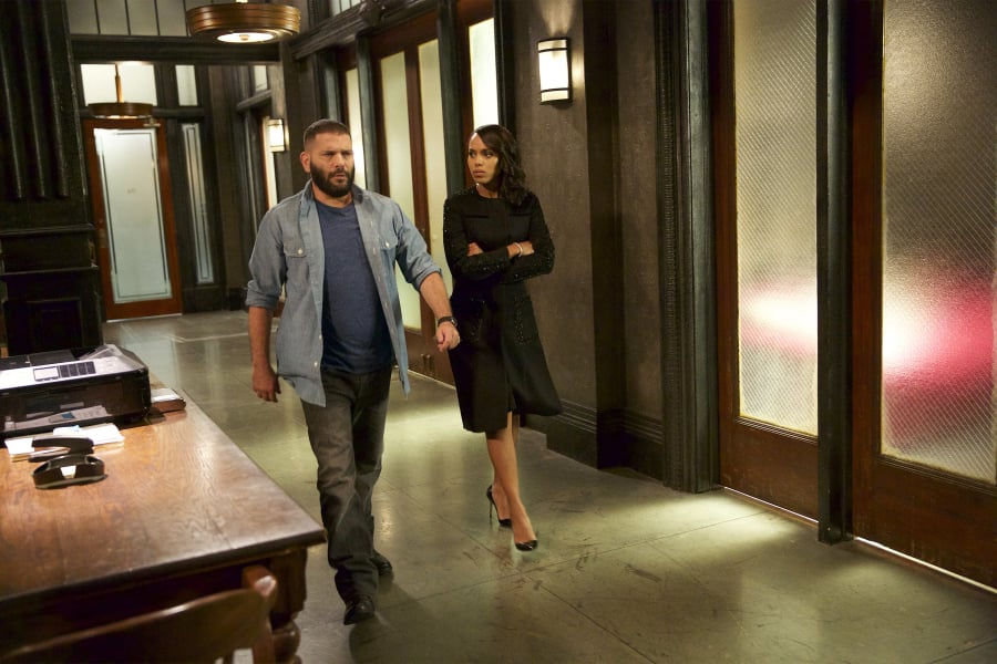 This hallway might as well be a runway: this all-black look is fierce!
