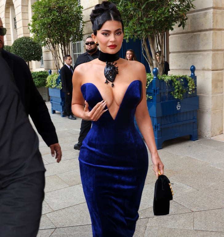 凯莉詹纳的蓝夏裙在巴黎时装周