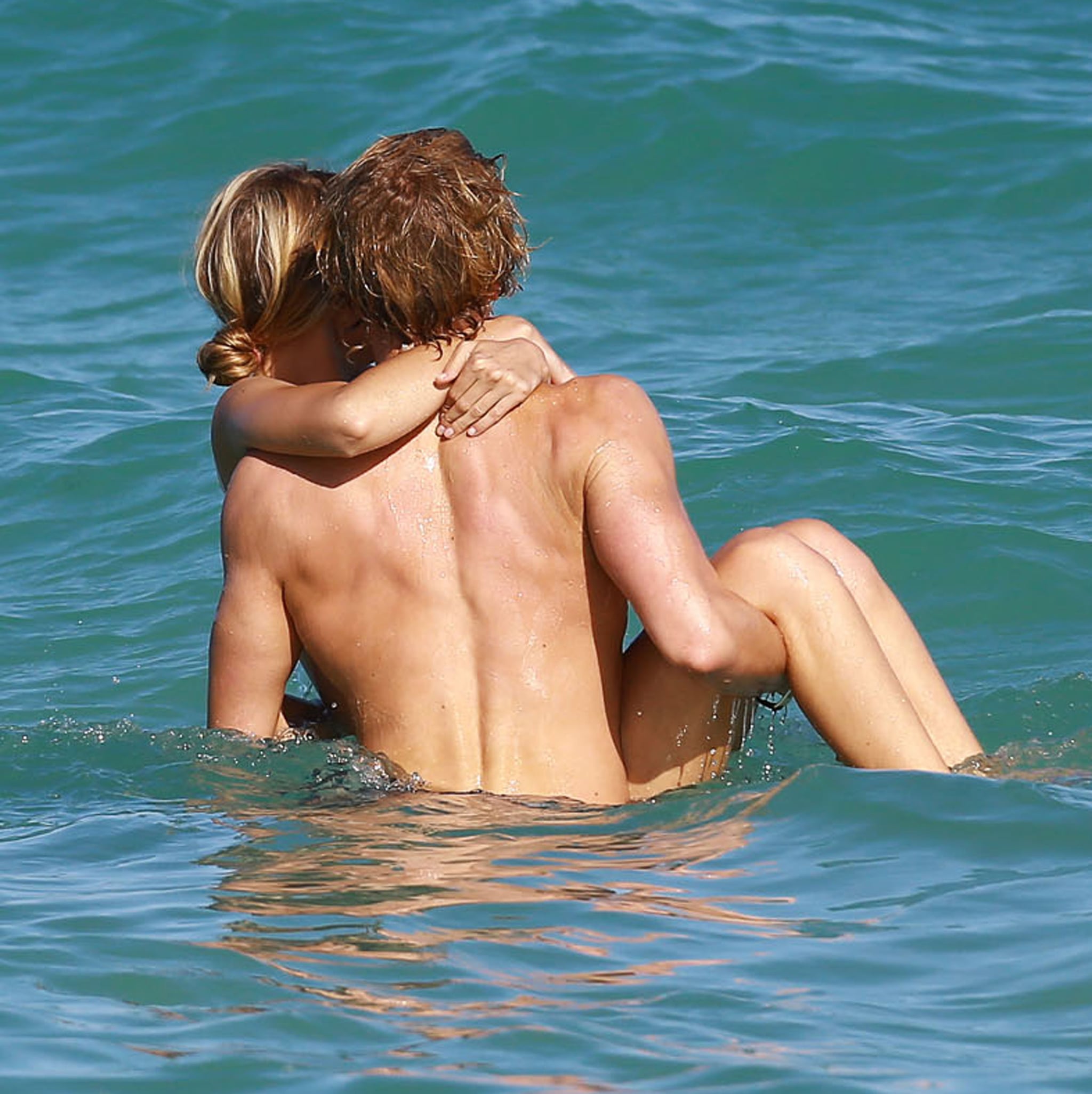 Celebrity Entertainment Gigi Hadid And Cody Simpson Share Steamy Pda In Miami Popsugar Celebrity Photo 9