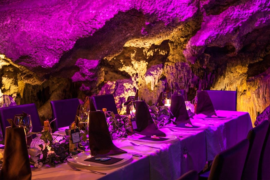 Липцы пещеры. Ресторан в пещере в Мексике. Подземный ресторан. Подземное кафе. Ресторан под землей.