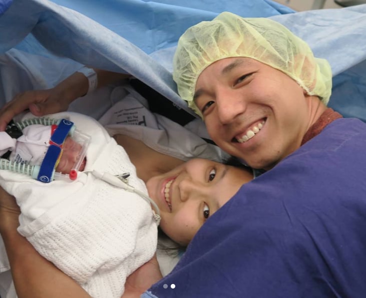 Premature Momo Twins Hug When Meeting For the First Time