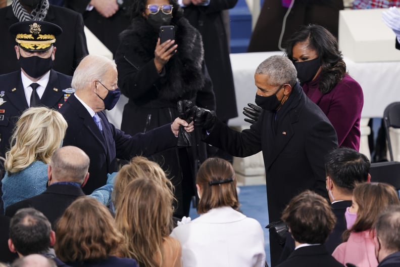 乔•拜登(Joe Biden)和巴拉克•奥巴马(Barack Obama)碰撞的拳头像老朋友呢