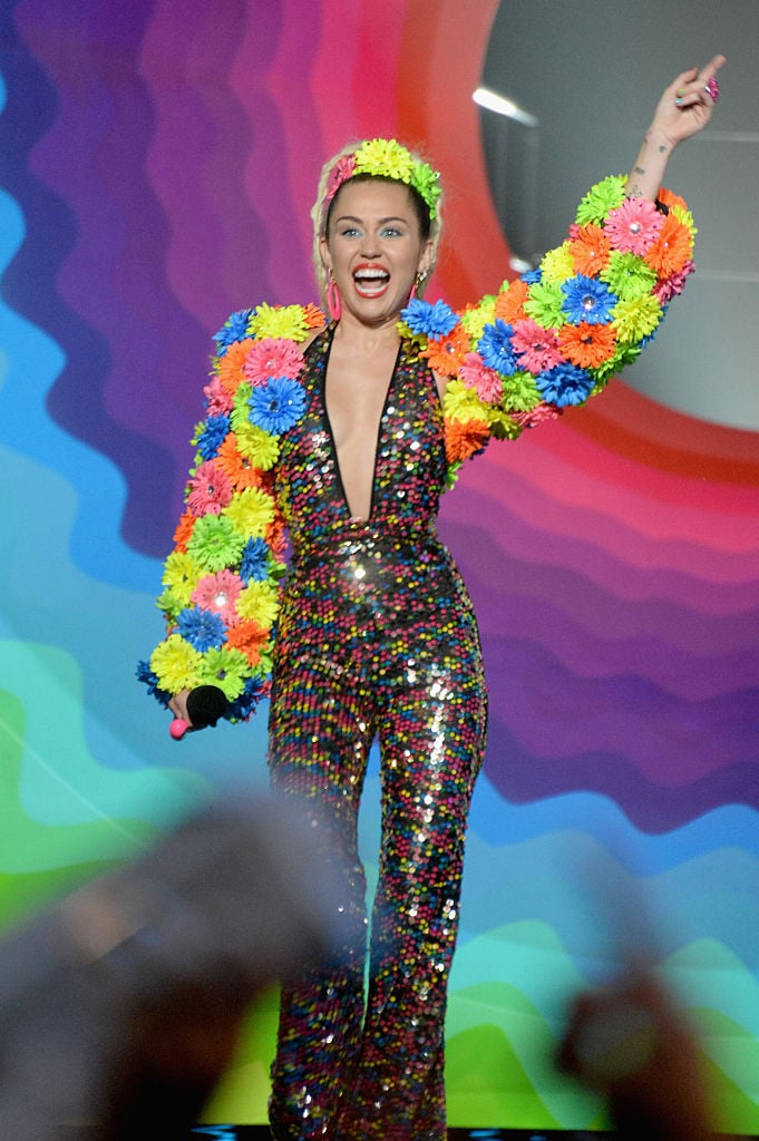 Miley Cyrus At The 2015 Vmas Miley Cyruss Best Vmas Beauty Moments Of All Time Popsugar 4086