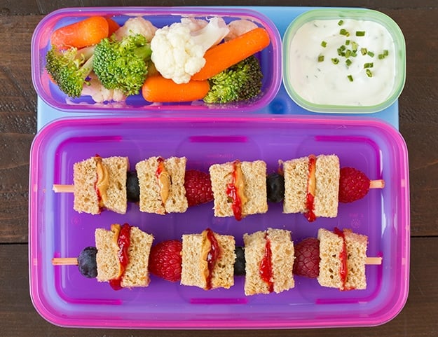 健康的学校午餐的想法:花生酱果酱水果烤肉串