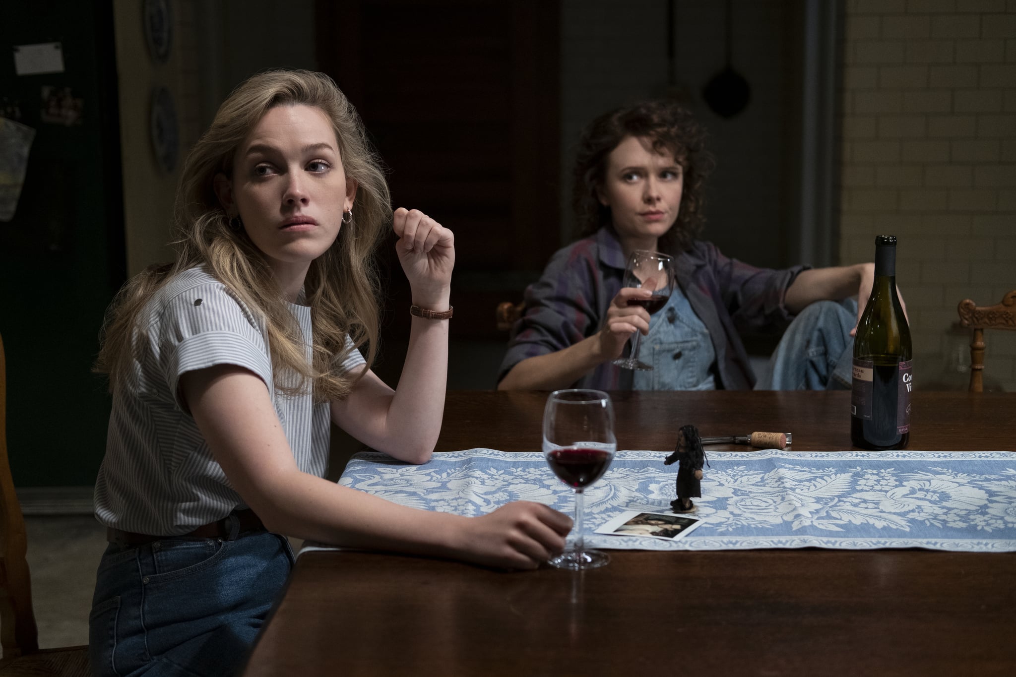 THE HAUNTING OF BLY MANOR (L to R) VICTORIA PEDRETTI as DANI and AMELIA EVE as JAMIE in episode 103 of THE HAUNTING OF BLY MANOR Cr. EIKE SCHROTER/NETFLIX  2020