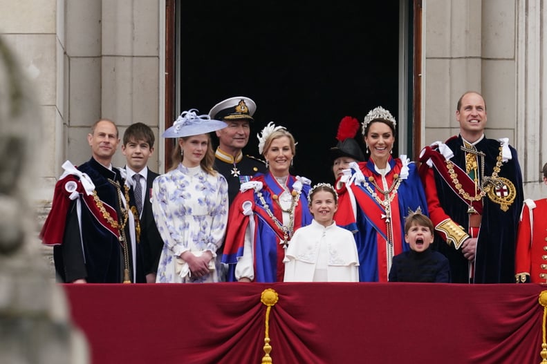 (左到右)爱丁堡公爵,威塞克斯伯爵,路易丝·温莎夫人副海军上将蒂姆爵士劳伦斯,爱丁堡的公爵夫人,公主,公主夏洛特,威尔士王妃,路易王子Buc的威尔士亲王在阳台上