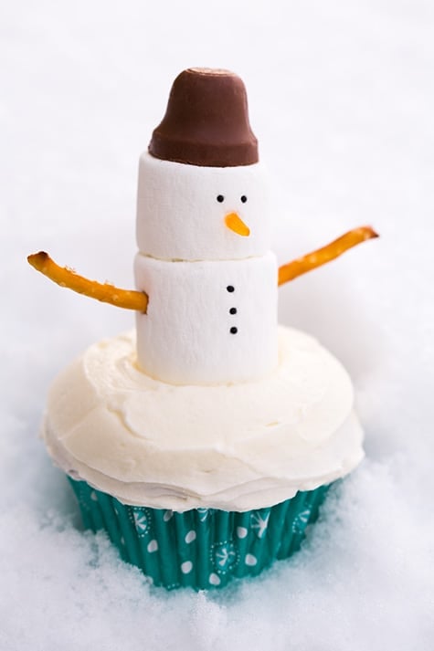 Hat-Wearing Snowman Cupcakes