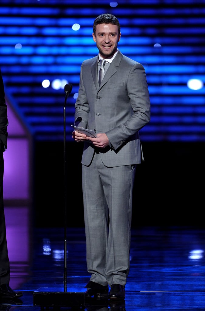 Justin paired his gray suit with a silver metallic tie at the 2011 ESPY Awards.