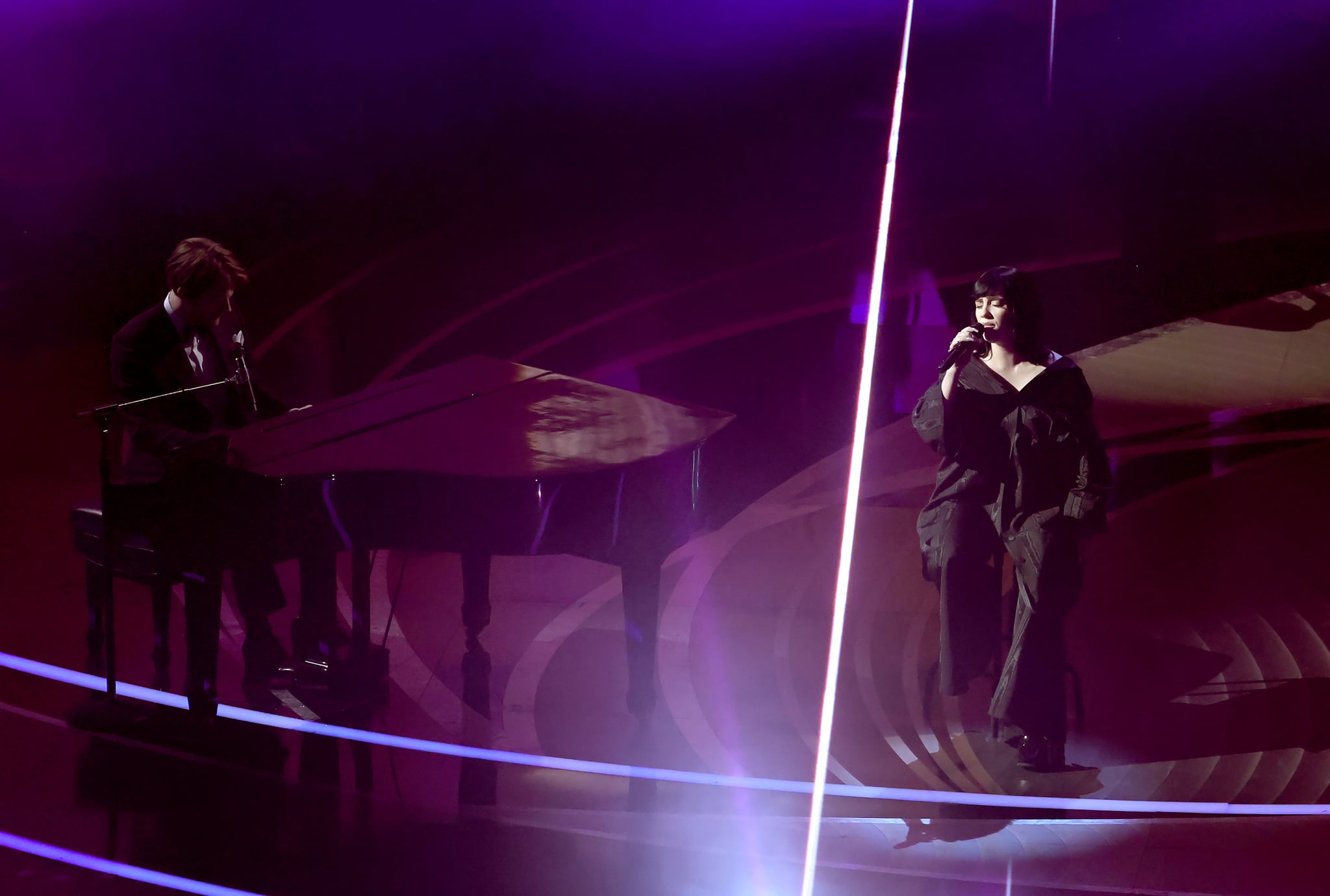 HOLLYWOOD, CALIFORNIA - MARCH 27: (L-R) FINNEAS and Billie Eilish perform onstage during the 94th Annual Academy Awards at Dolby Theatre on March 27, 2022 in Hollywood, California. (Photo by Neilson Barnard/Getty Images)