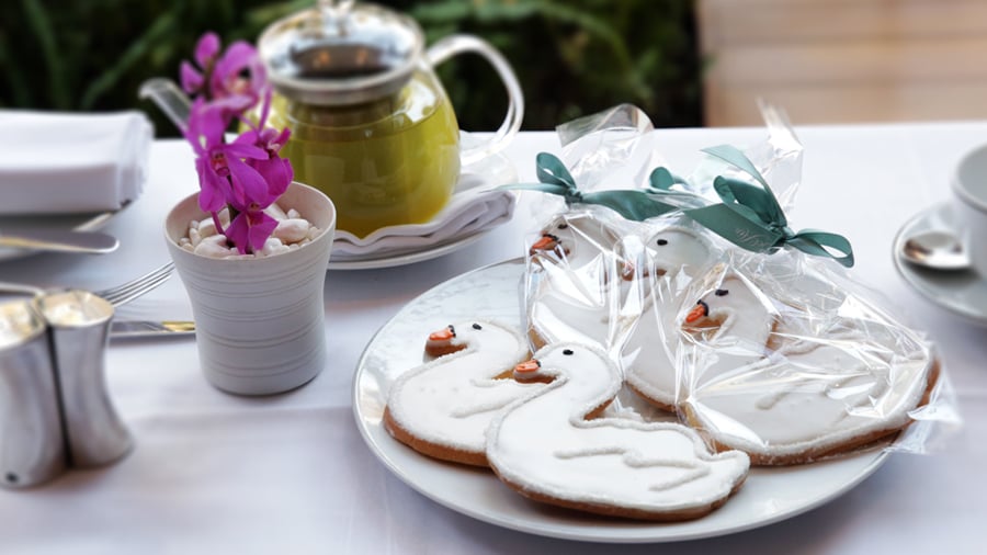 Bake a Bit of Romantic Hollywood With Sweet Swan Cookies