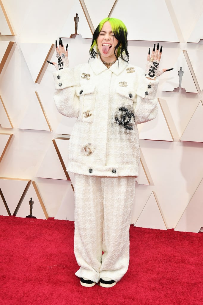 比利Eilish香奈儿的白色粗花呢西装在2020年的奥斯卡奖