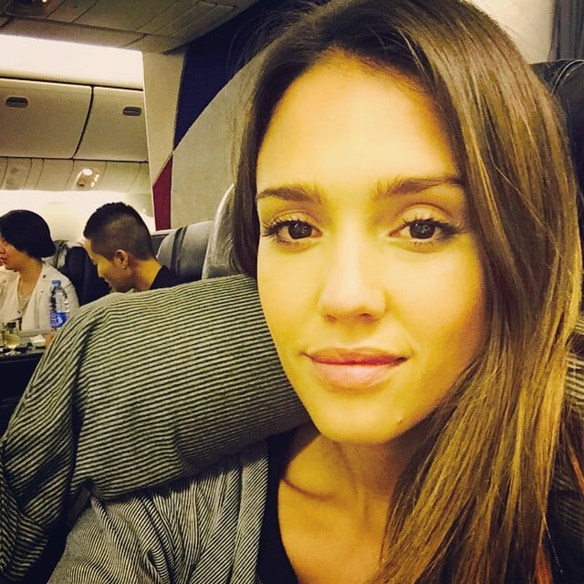 Jessica Alba took an airplane selfie as she flew back home. 
Source: Instagram user jessicaalba
