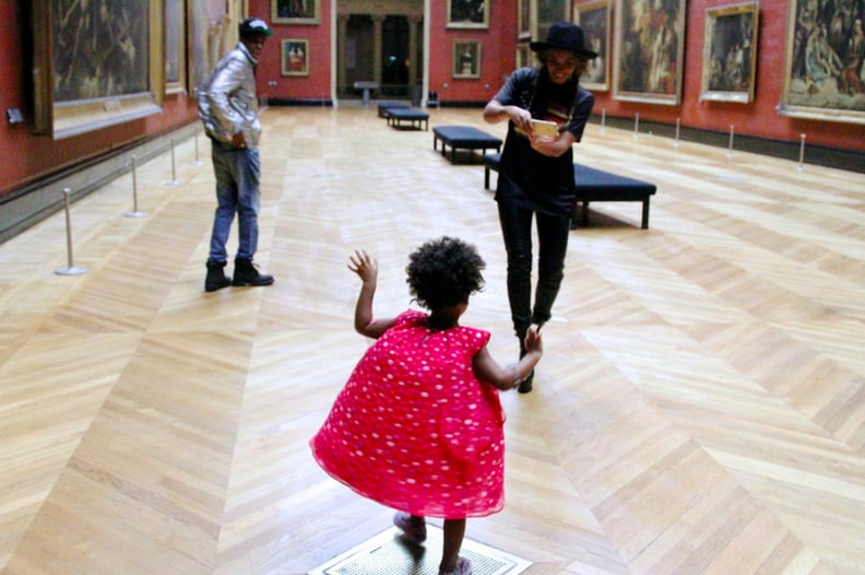 蓝色和她的父母参观了巴黎罗浮宫,很多selfies。