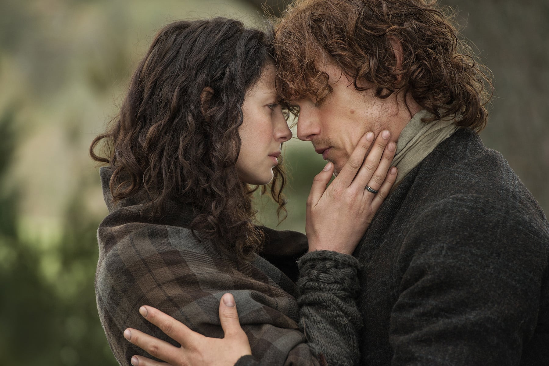 OUTLANDER, l-r: Caitriona Balfe, Sam Heugan in 'The Devil's Mark' (Season 1, Episode 11, aired April 18, 2015). ph: Neil Davidson/Starz/courtesy Everett Collection