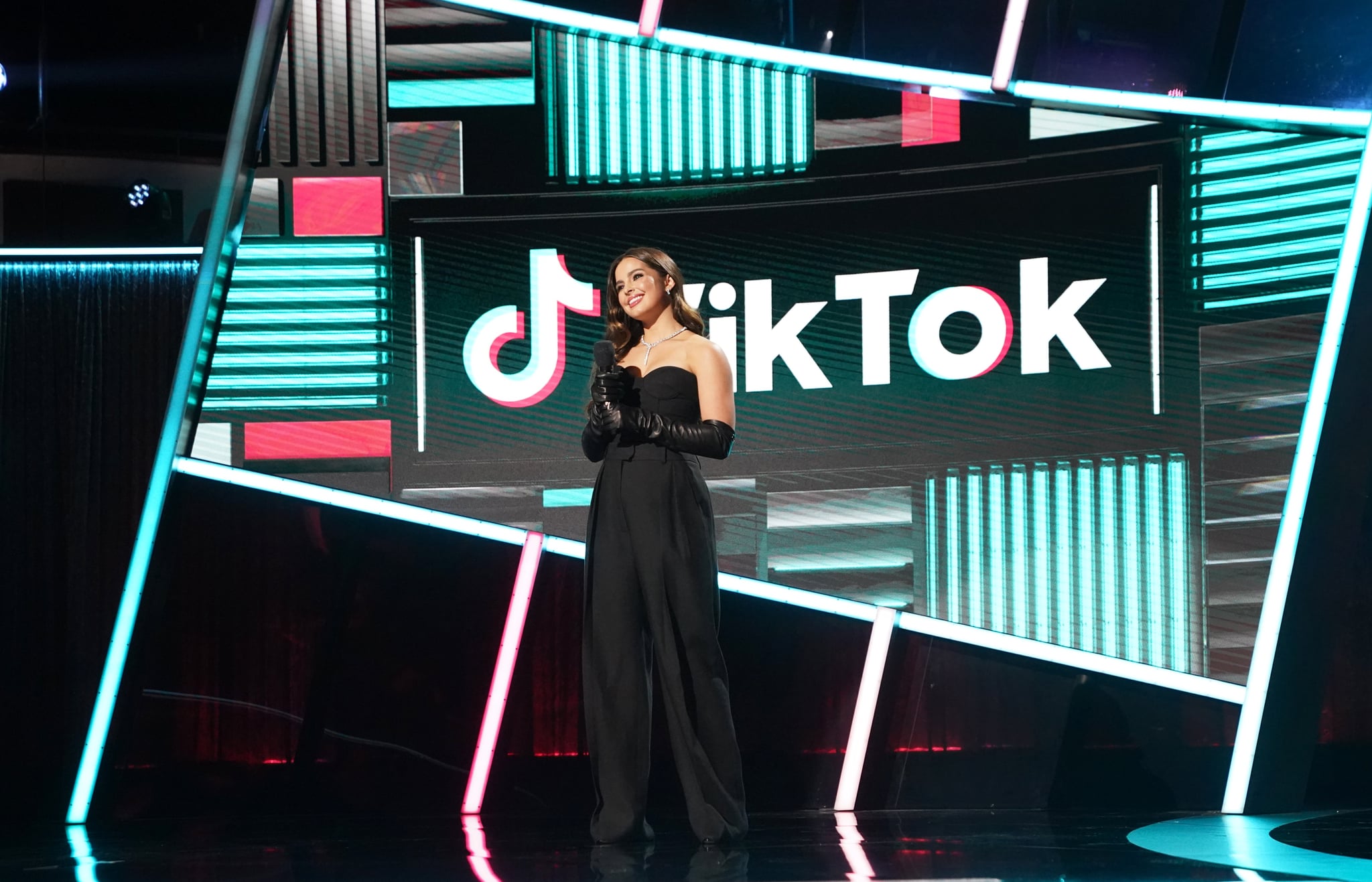 Addison Rae At The 2020 Billboard Music Awards Presenting The 42 Best Photos From This Year S Billboard Music Awards Popsugar Celebrity Photo 29