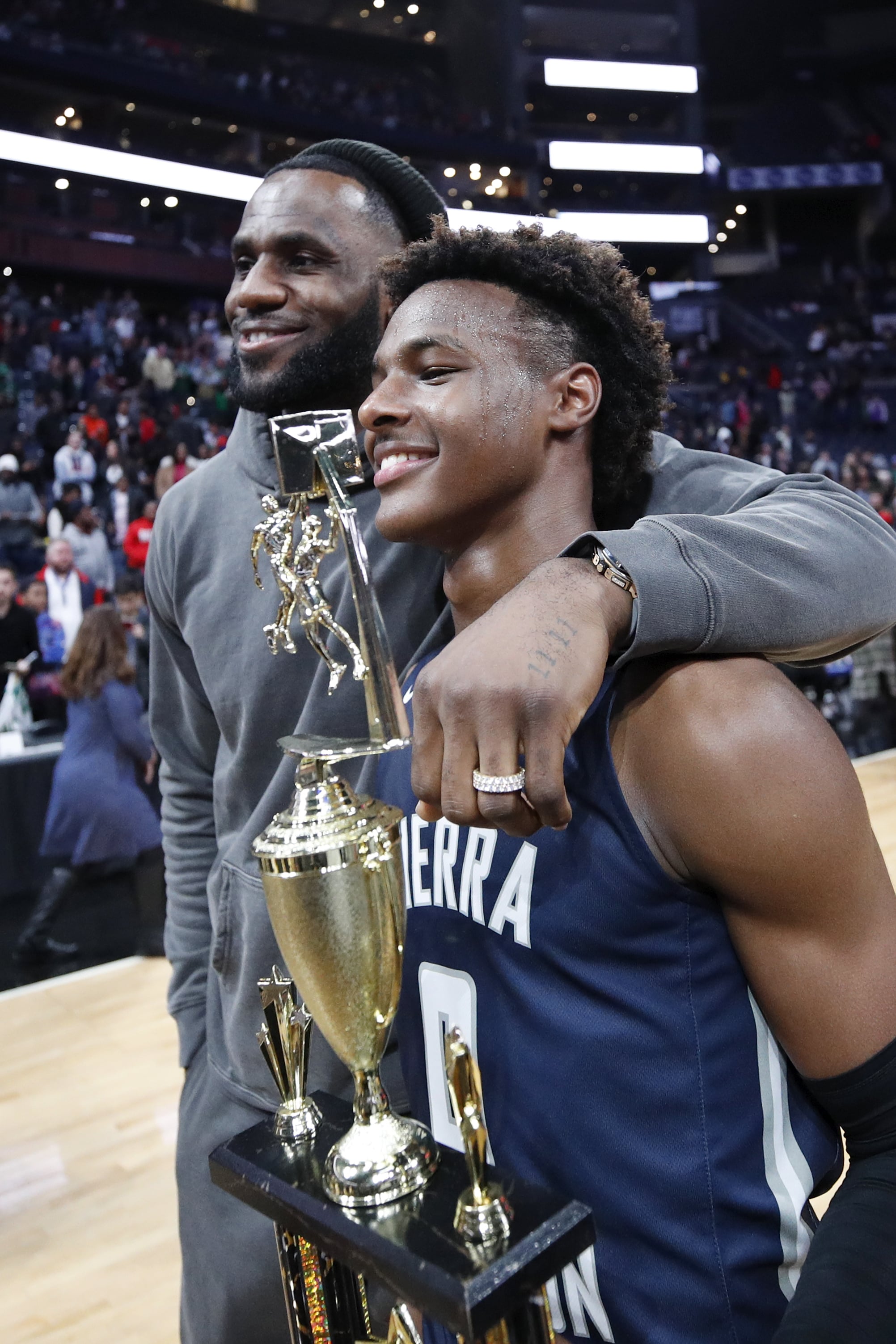 See Lebron James Cheer For Son Bronny At Sierra Canyon Game Popsugar Family