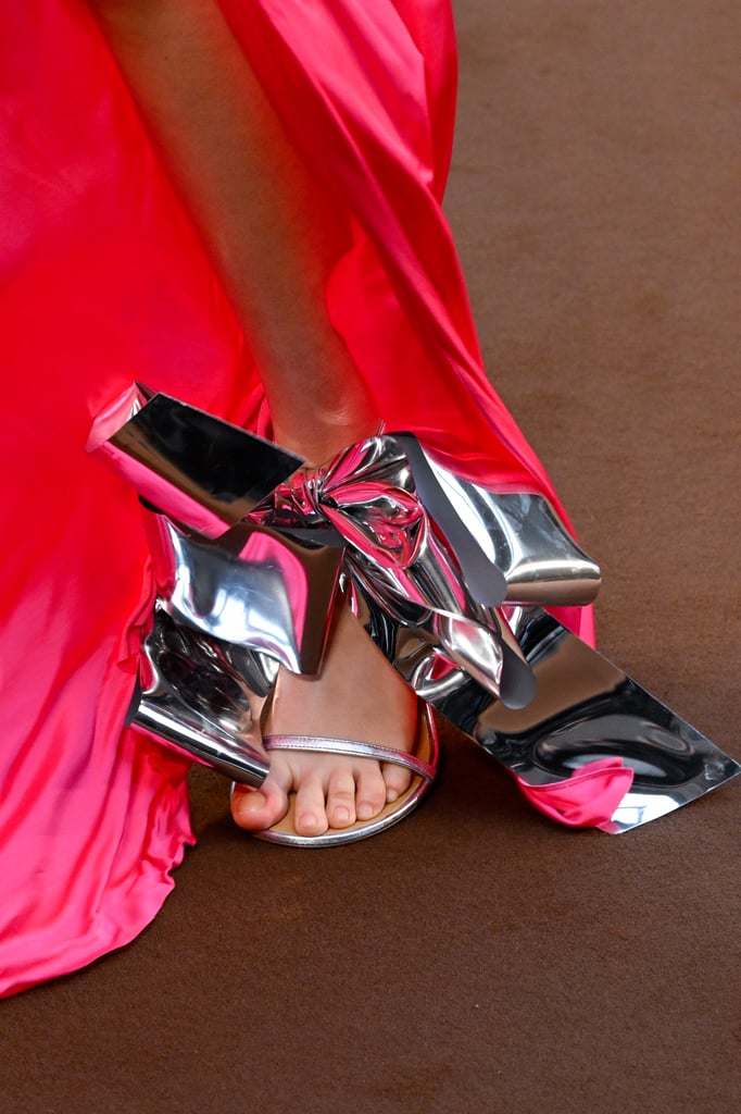 卢安克的银色蝴蝶结高跟鞋在它的2022年秋季时装秀