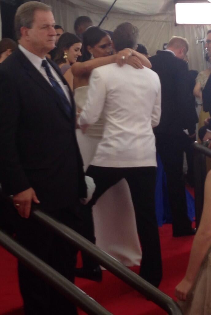 Victoria and David Beckham shared a sweet kiss on the red carpet.
Source: Twitter user metmuseum