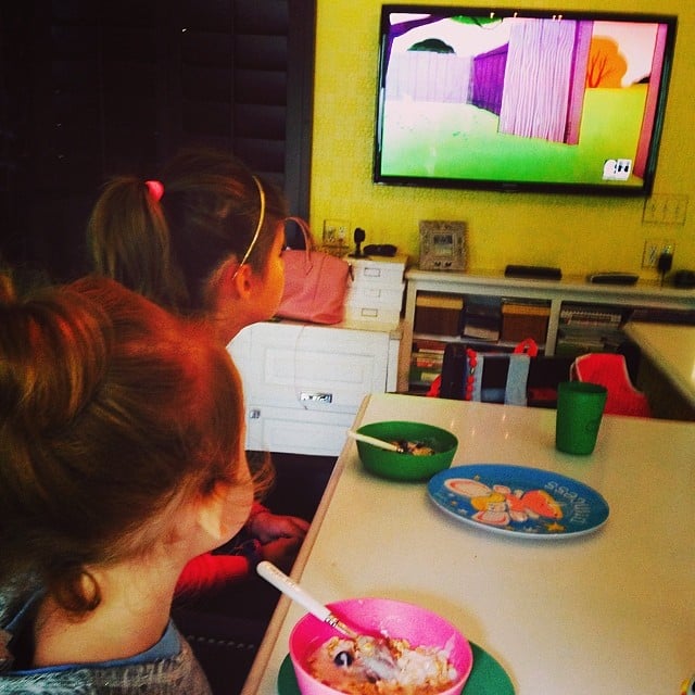 Honor and Haven Warren looked as into their morning cartoons as there were into their breakfasts.
Source: Instagram user jessicaalba
