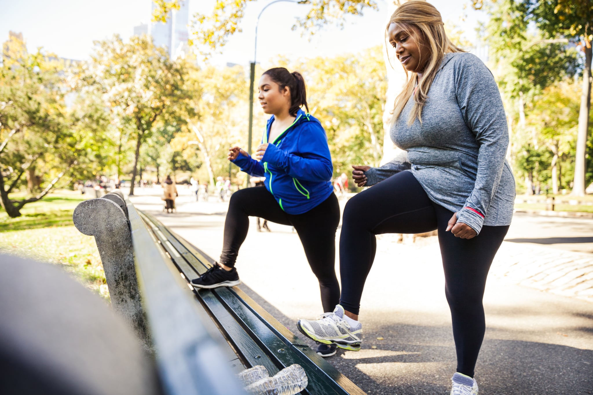 两个女人做一个指令在中央公园锻炼,纽约在美好的一天。