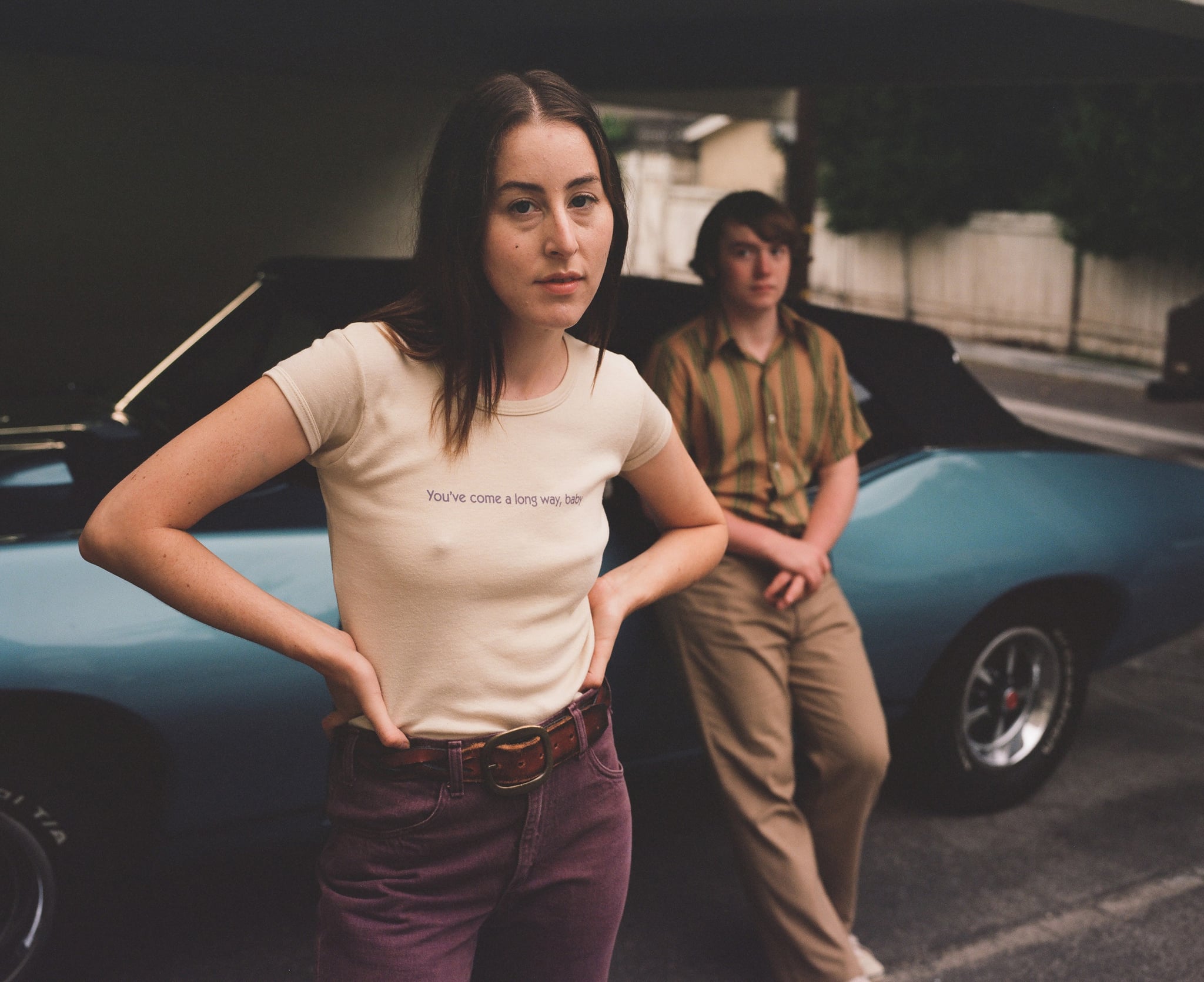 LICORICE PIZZA, from left: Alana Haim, Cooper Hoffman, 2021.  ph: Paul Thomas Anderson / MGM / Courtesy Everett Collection