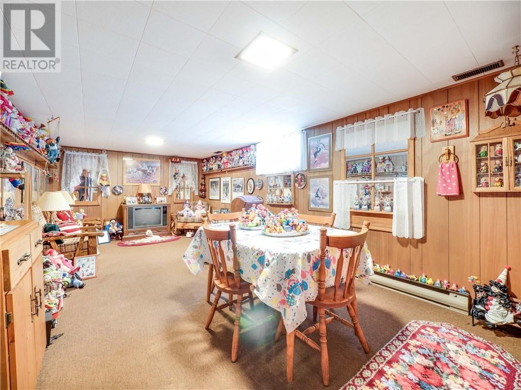 Ontario House For Sale With Clowns