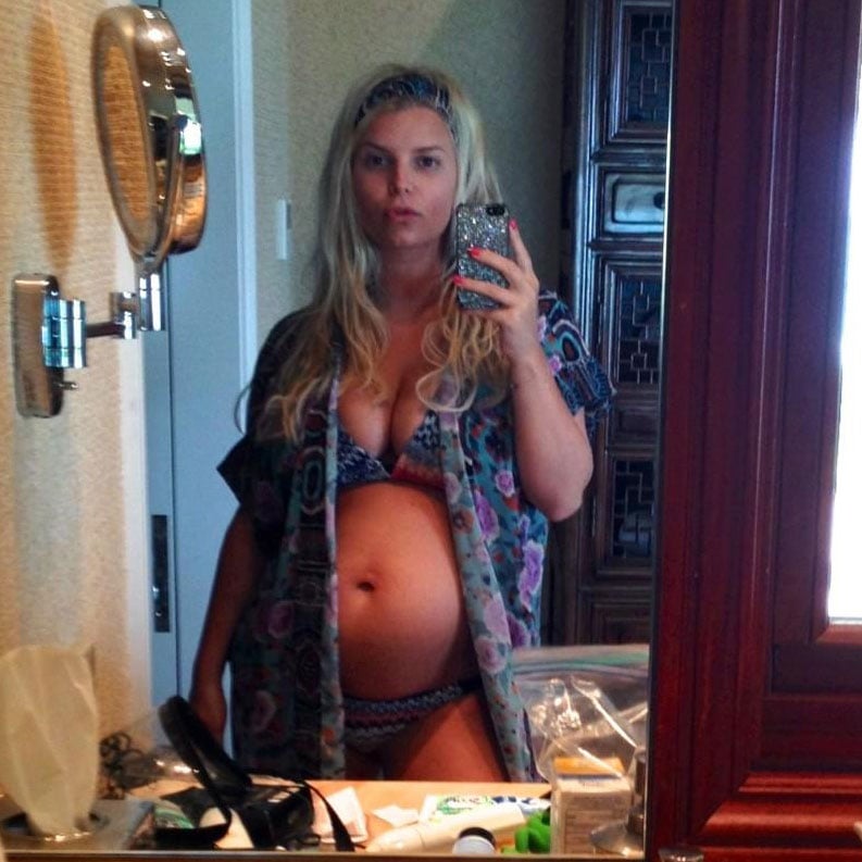 Jessica Simpson showed off her second baby belly with a selfie portrait while vacationing in Hawaii.
Source: Twitter user JessicaSimpson Jessica Simpson showed off her second baby belly with a selfie portrait while vacationing in Hawaii.
Source: Twitter user JessicaSimpson