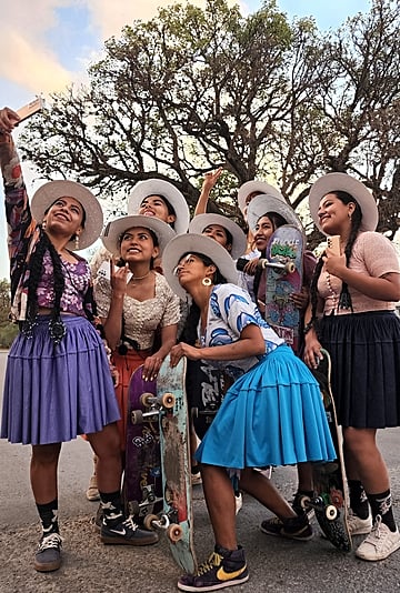 玻利维亚人用滑板挑战性别歧视