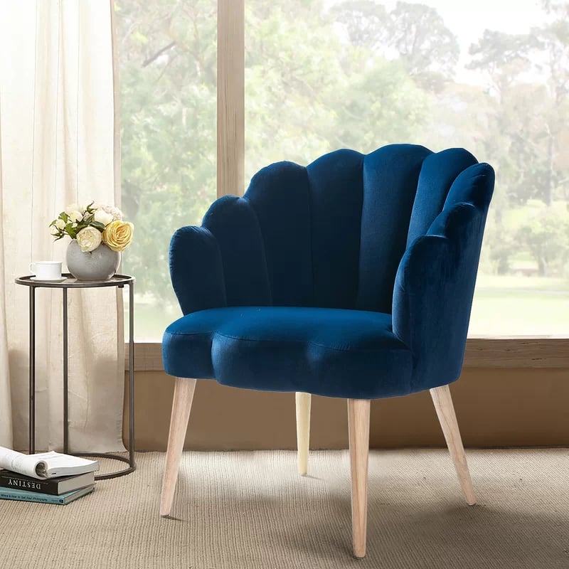 天鹅绒椅子:Mistana Lilly软垫侧椅