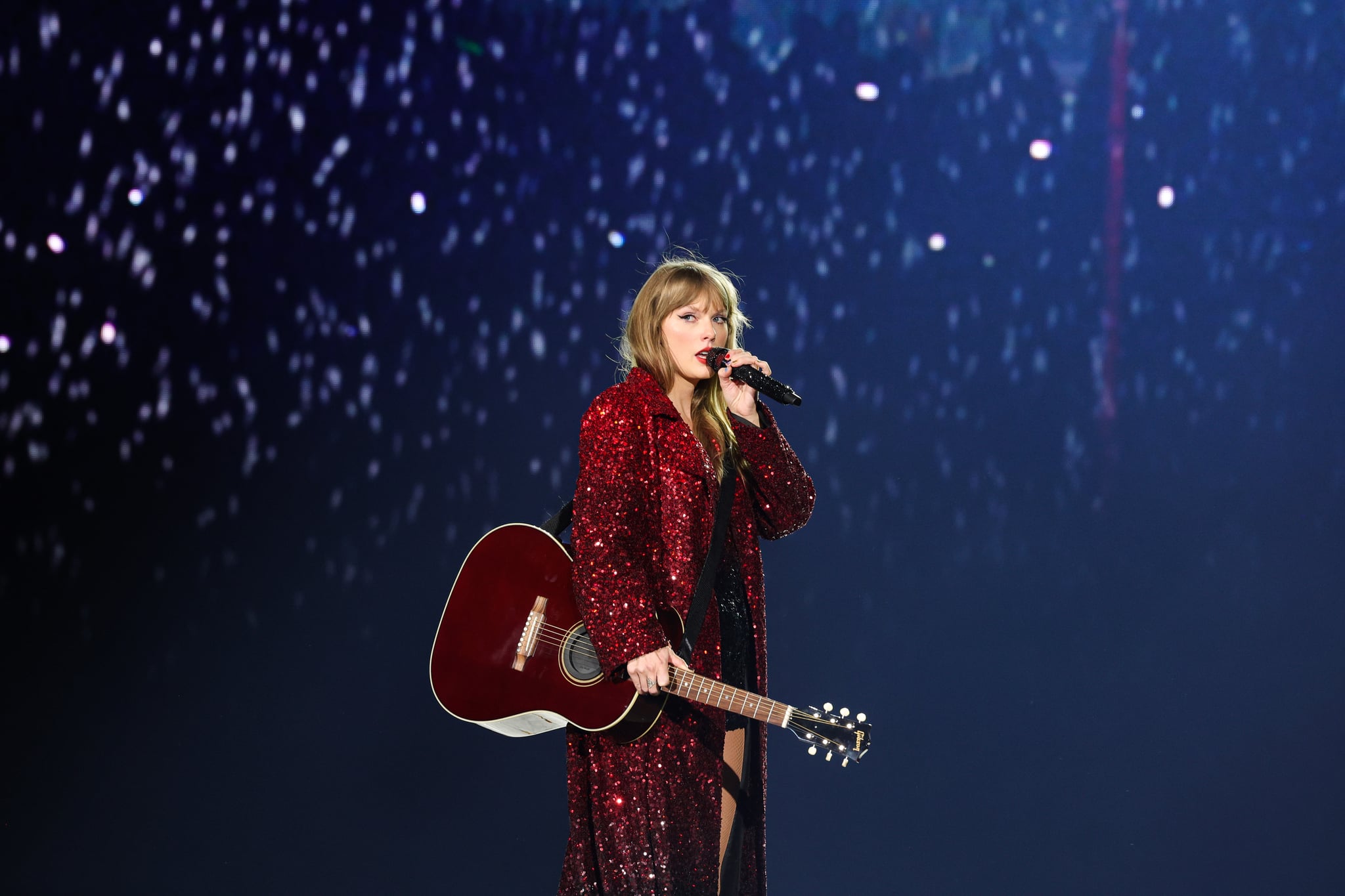 LAS VEGAS, NEVADA - MARCH 24: EDITORIAL USE ONLY. Taylor Swift performs onstage during the 