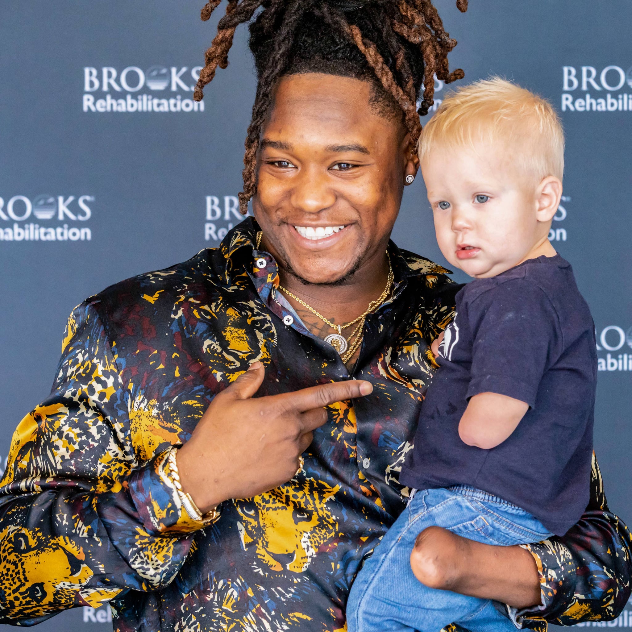 Shaquem Griffin Meets Fan With Limb Difference Popsugar Fitness