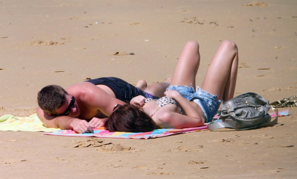 麦莉·赛勒斯和利亚姆•海默在海滩上闲逛澳大利亚在2010年1月。