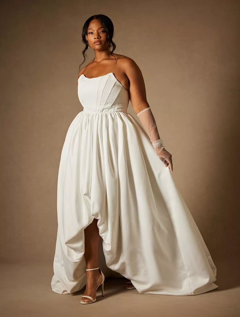 一个经典的舞会礼服:新娘用泡沫Eloquii胸衣礼服裙