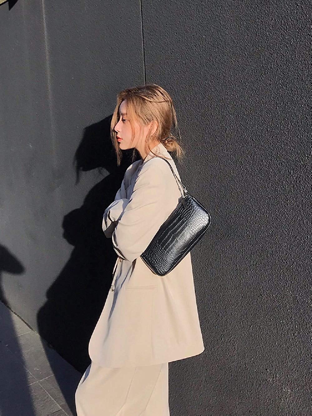 The baguette bag nylon Prada worn by Matilda on the account Instagram of @ matildadjerf