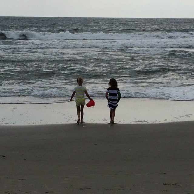 Birdie Silverstein played at the beach with her cousin.
Source: Instagram user busyphilipps