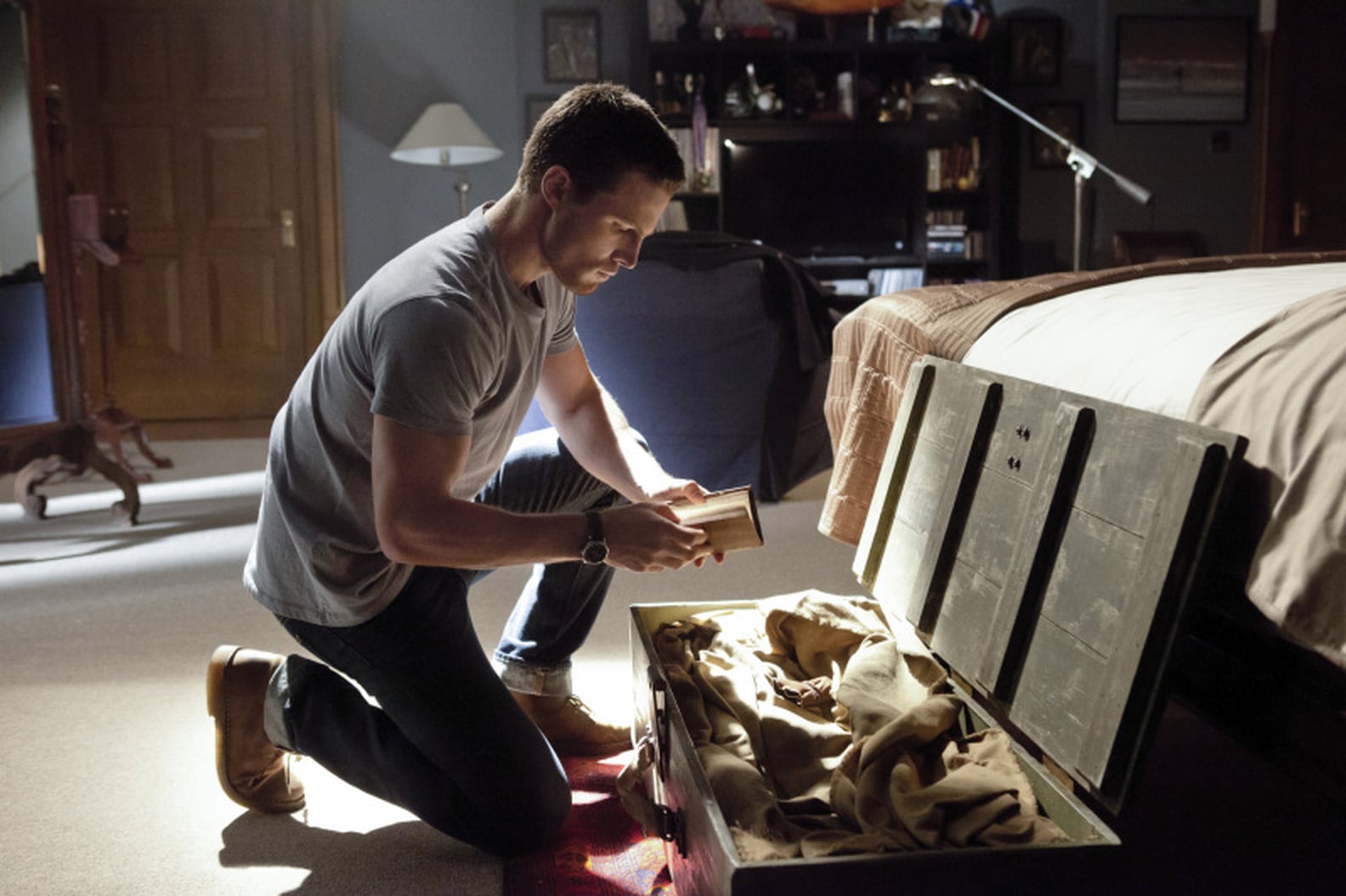 Stephen Amell Pictures On Arrow Popsugar Entertainment 9206