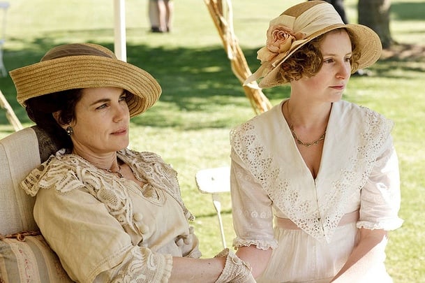 Upper-class women like Cora and Edith typically wore hats and gloves if they went outside. That's because a pale complexion, not a tanned glow, signified wealth and status. Fair, nearly translucent skin was desirable among nobles, especially if veins could be seen. (Hence the popularity of the phrase "blue bloods.")
Source: ITV