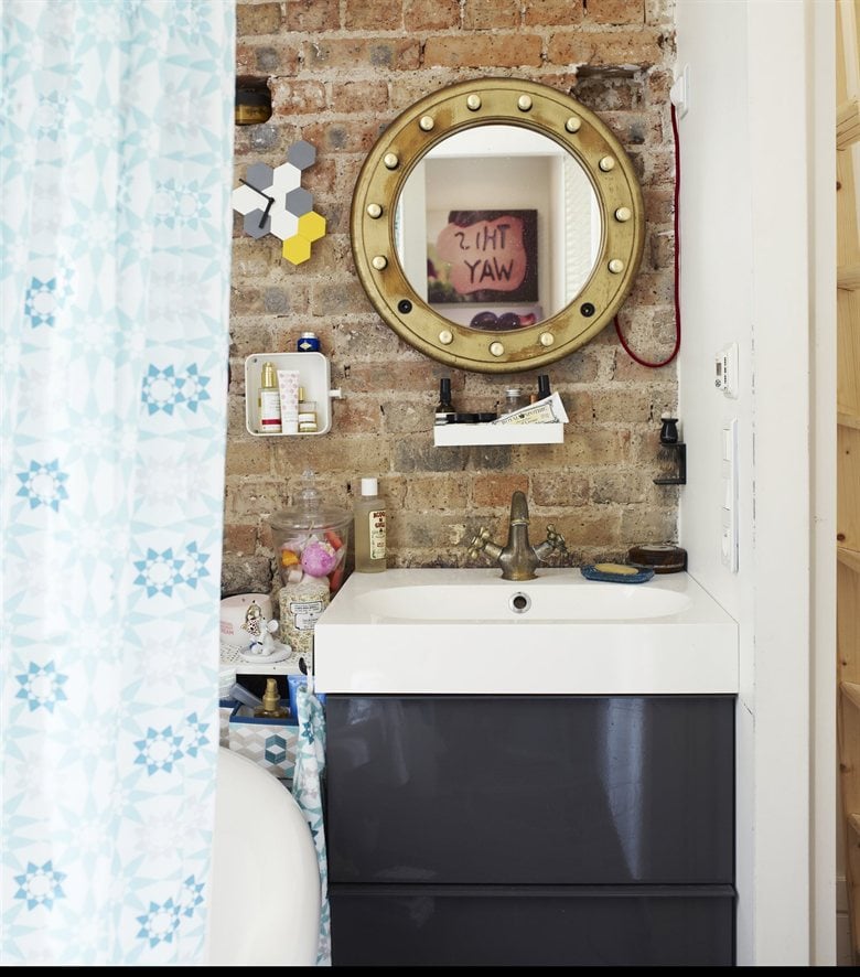 By mounting small, open cabinets on her bathroom wall, Éléonore can easily keep track of her beauty products and toiletries.