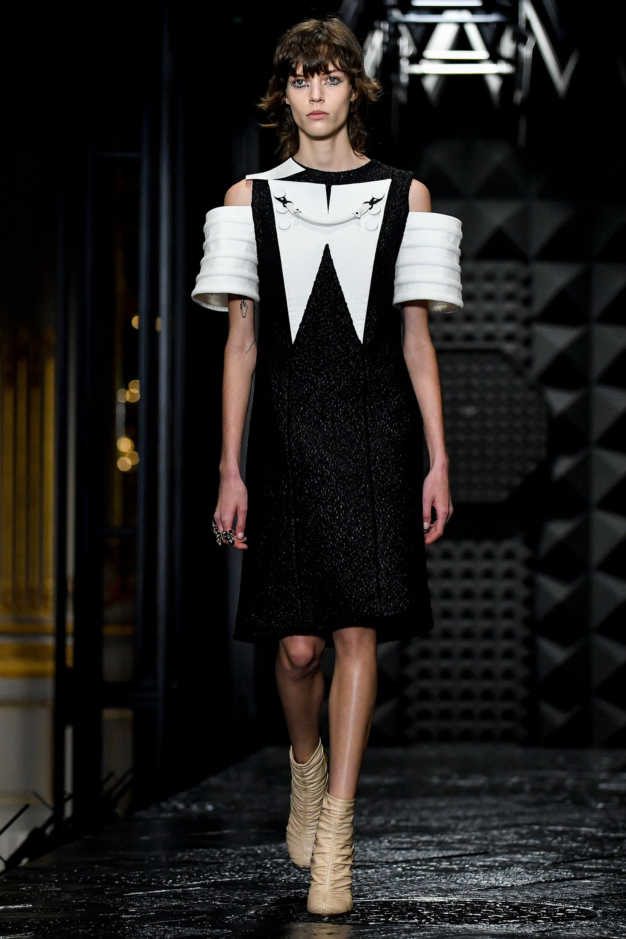 Louis Vuitton Thu  Đông 2023 Parisian Chic giản đơn  ELLE