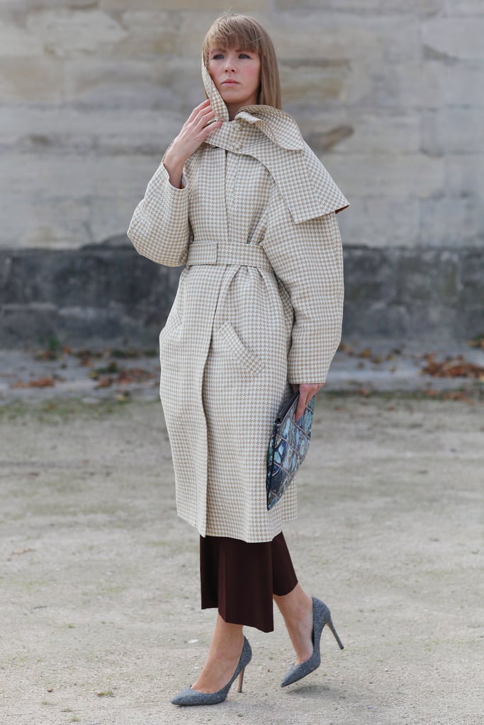 A voluminous coat stole the show in this look.
A voluminous coat stole the show in this look.