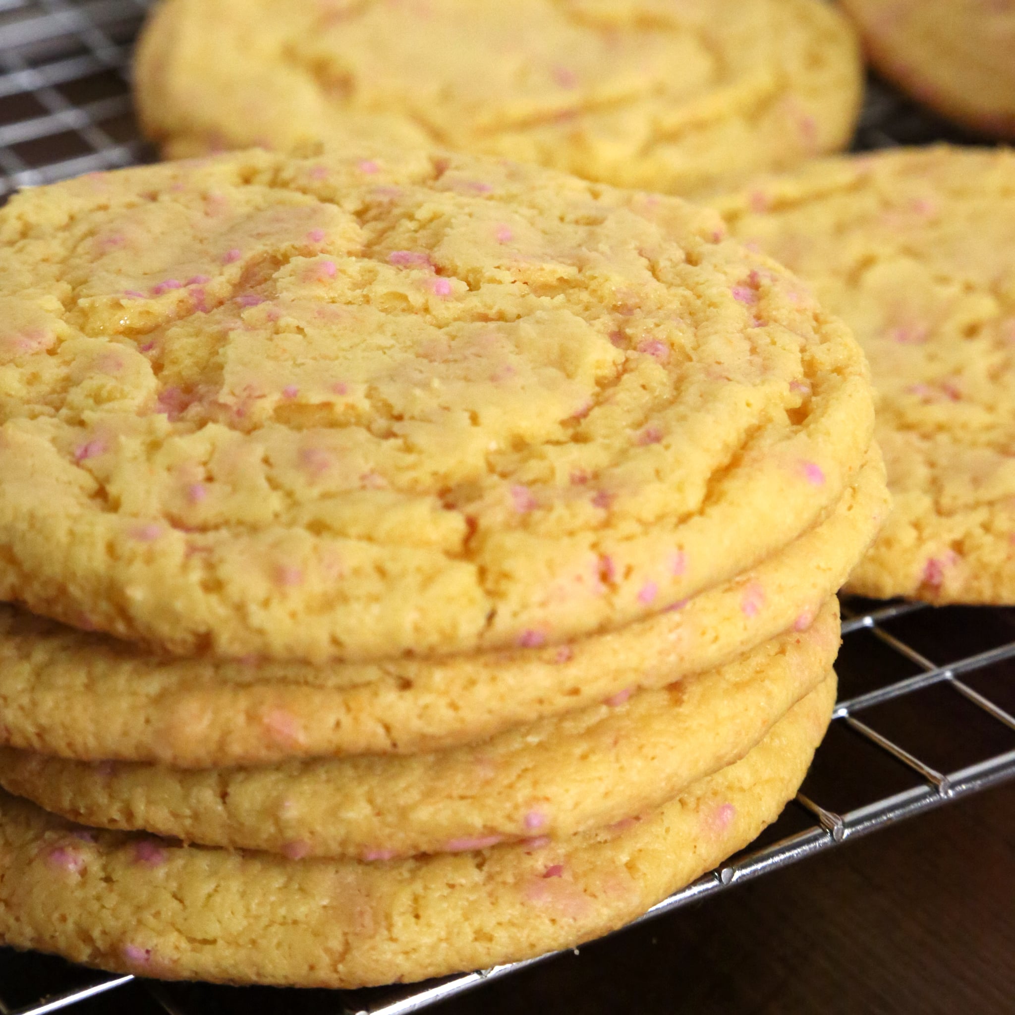 Easy and Delicious: Vanilla Crinkle Cookies Made with Cake Mix