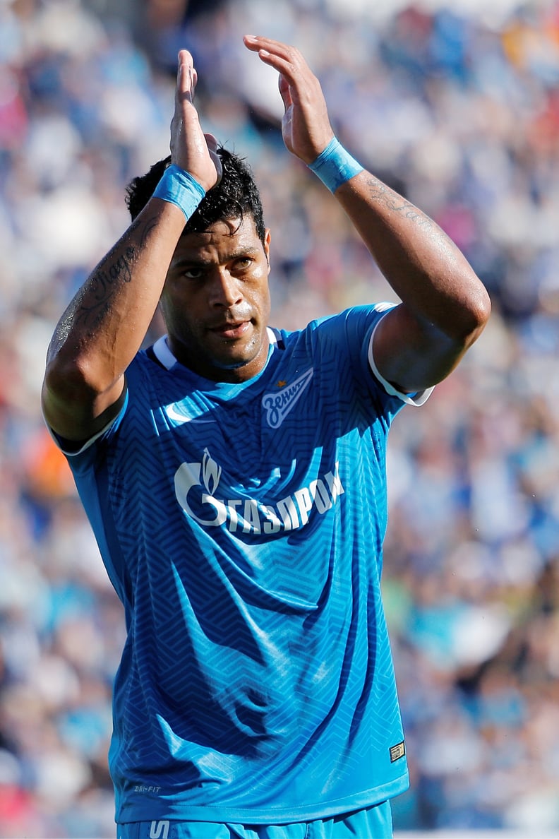 Ecuador's Emelec Gabriel Achilier heads the ball during their 2014 News  Photo - Getty Images