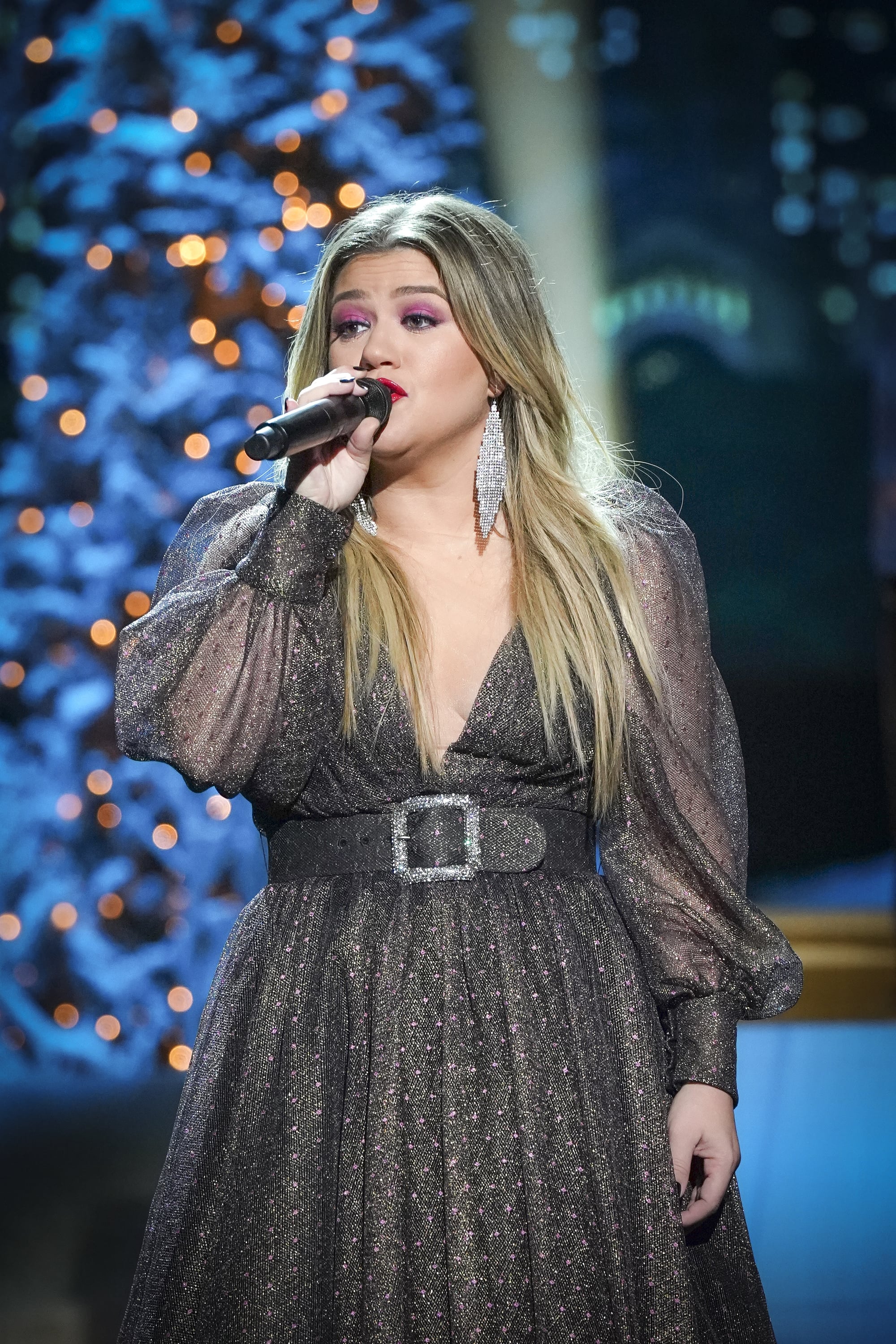 THE TONIGHT SHOW STARRING JIMMY FALLON -- Episode 1373A -- Pictured: Musical guests Kelly Clarkson & Brett Eldredge (not pictured) perform -- (Photo By: Chris Haston/NBC/NBCU Photo Bank via Getty Images)