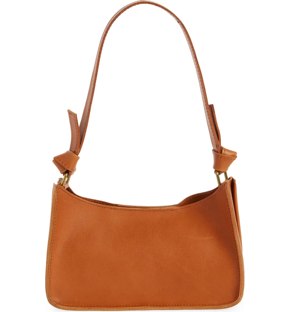 一个棕色的背包:Madewell悉尼皮革流浪汉袋
