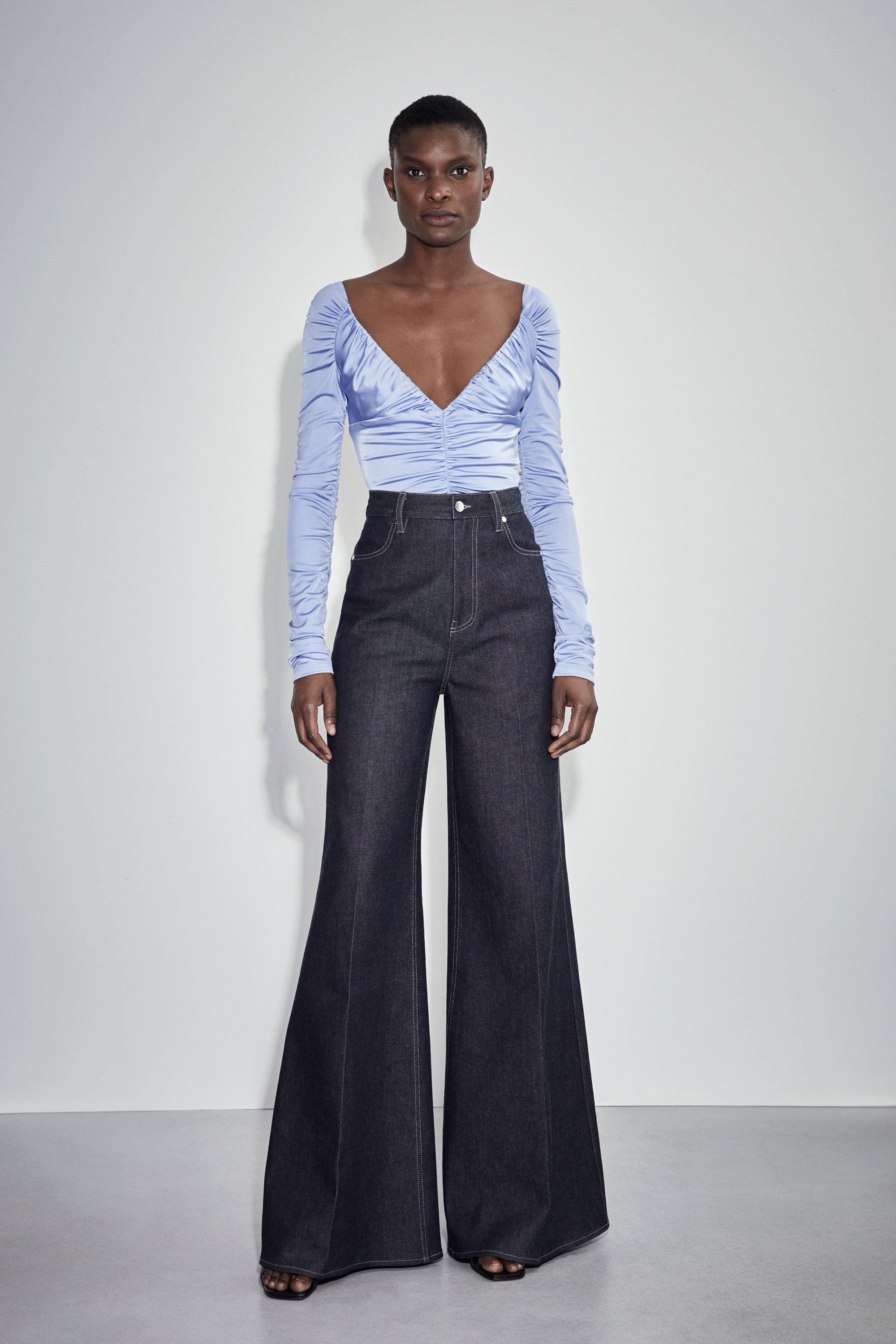 J Embraces '70s Style in Flared Dark Denim Jeans Fashion