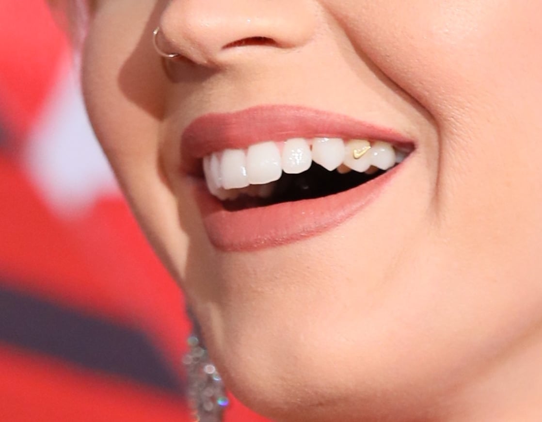 Видны передние зубы. Кэти Перри зубы. Грилзы Кэти Перри.